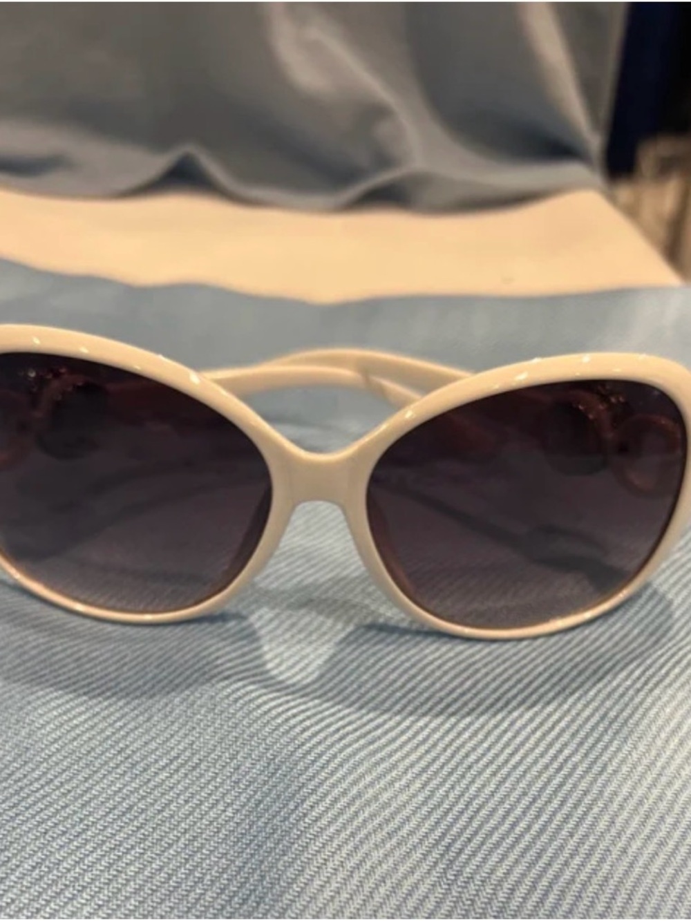 Amicale Cashmere White Oval Women's Sunglasses with Dark Lenses